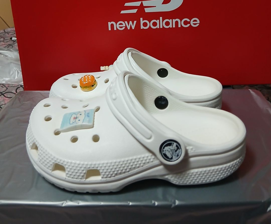 크록스정품 C10 165 클래식클로그화이트 지비츠포함--2