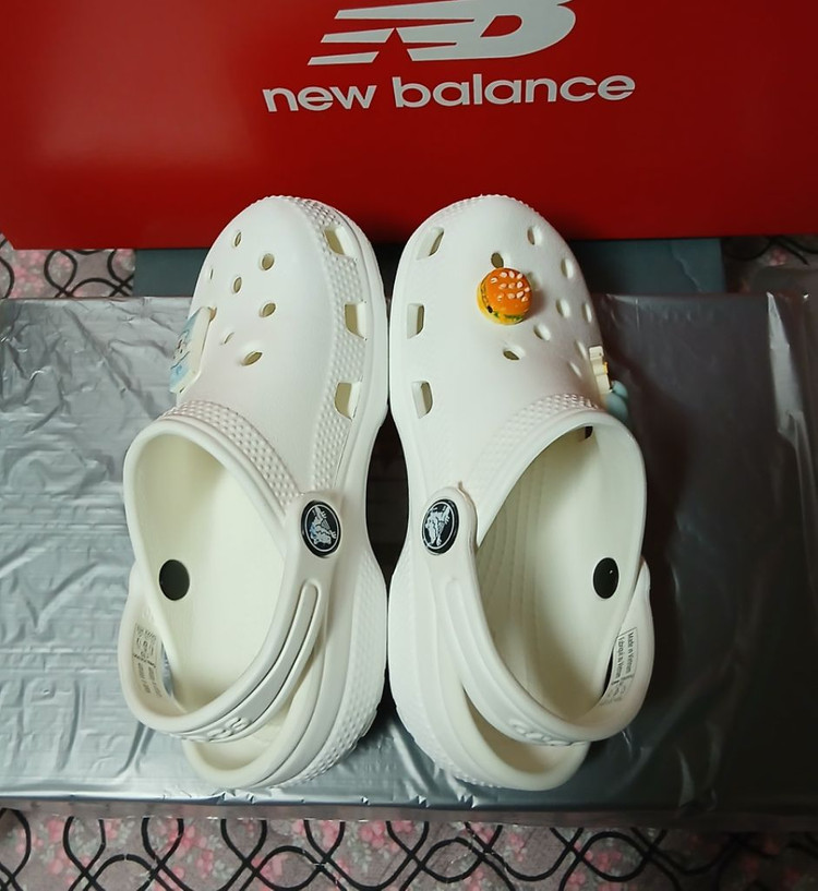 크록스정품 C10 165 클래식클로그화이트 지비츠포함--3