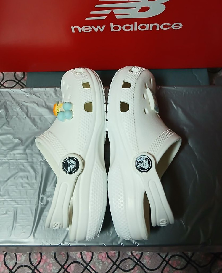 크록스정품 C10 165 클래식클로그화이트 지비츠포함--4