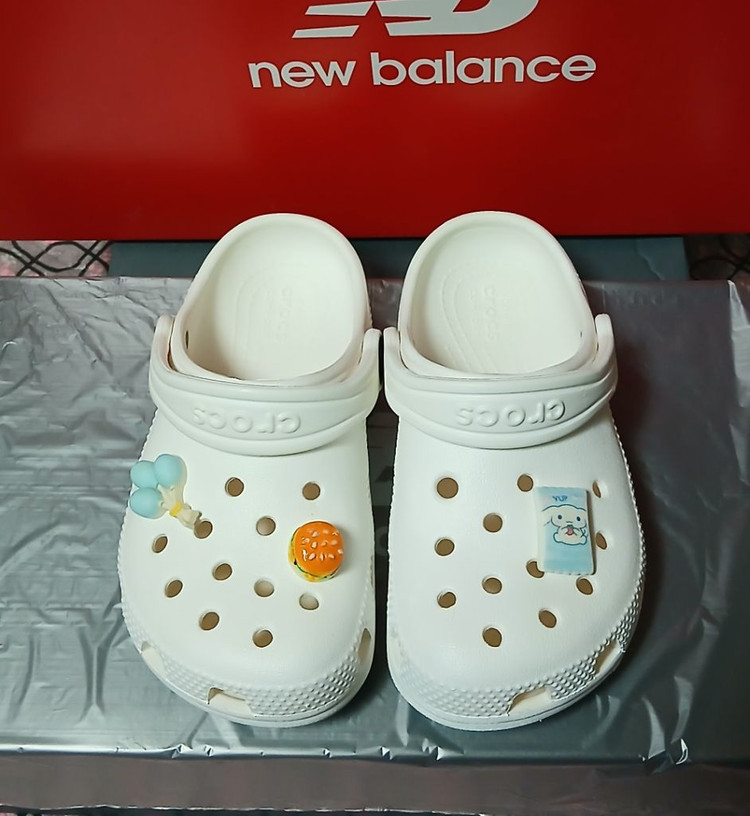 크록스정품 C10 165 클래식클로그화이트 지비츠포함--6