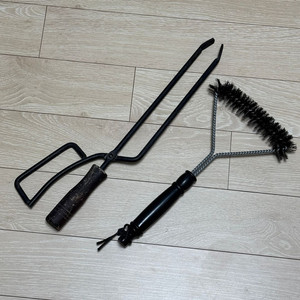 바베큐 숯집게 바비큐 화로 그릴 석쇠 청소용 솔 팝니다. 캠핑 이미지