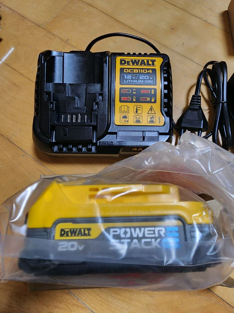 디월트 정품 1/2인치 충전임팩 + 파워스택 배터리 및 충전기--3