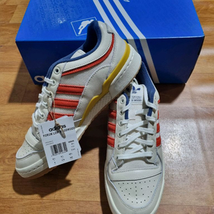 아디다스 한정판 정가 38만5천, 새상품