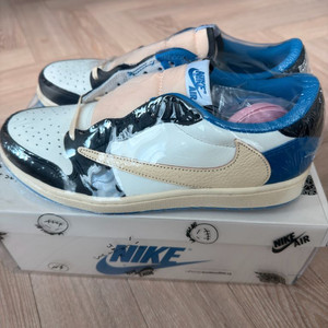 조던 1 x 트래비스 스캇 x 프라그먼트 레트로 로우 OG SP 밀리터리 블루