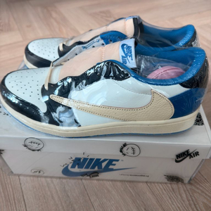 조던 1 x 트래비스 스캇 x 프라그먼트 레트로 로우 OG SP 밀리터리 블루