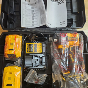 디월트 DCF922 20V MAX 무선 임팩 렌치 새제품