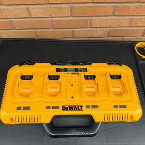 디월트 4구 충전기