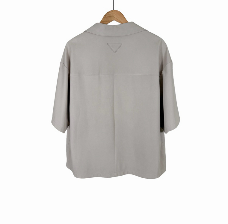 [50] 프라다 남성 나파 레더 삼각로고 램스킨 반팔 셔츠 자켓 베이지--1