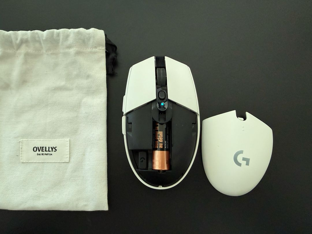 로지텍 로지아이 마우스 G304 게임 게이밍 게이머 정품 새상품급개인입니다가까운곳은 2만원추가시 집 문앞에 놓아드려--3