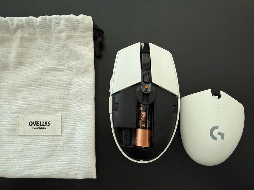 로지텍 로지아이 마우스 G304 게임 게이밍 게이머 정품 새상품급개인입니다가까운곳은 2만원추가시 집 문앞에 놓아드려--4