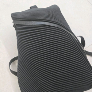 플리츠플리즈 바이어스 백팩 블랙