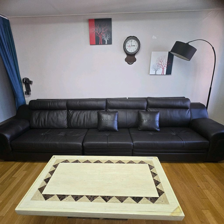 거실 가죽 소파 이미지