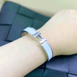 에르메스 클릭아슈pm 팔찌 정품A급(감정O)구찌프라다루이비통디올고야드샤넬셀린느보테가생로랑발렌시아가버버리반클리프가방