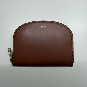 아페쎄(A.P.C) 하프문 반지갑 브라운 색상