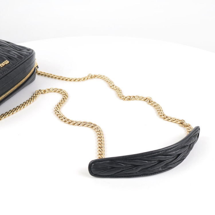 [중고명품다올] 미우미우 로고 나파 마테라쎄 체인 크로스백 블랙 금장 5BH118--6