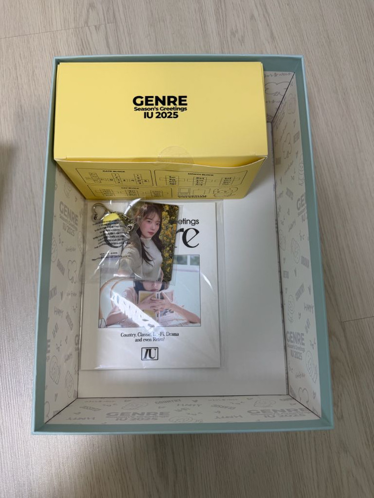 아이유 IU 2025 시즌그리팅 이미지