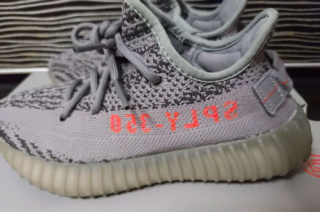 아디다스 이지 부스트 350 V2 벨루가 2.0 이미지