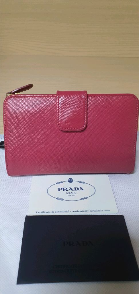 프라다 사피아노 반지갑 핑크 정품A급(보증서O)구찌프라다루이비통디올고야드샤넬셀린느보테가생로랑발렌시아가버버리가방--2