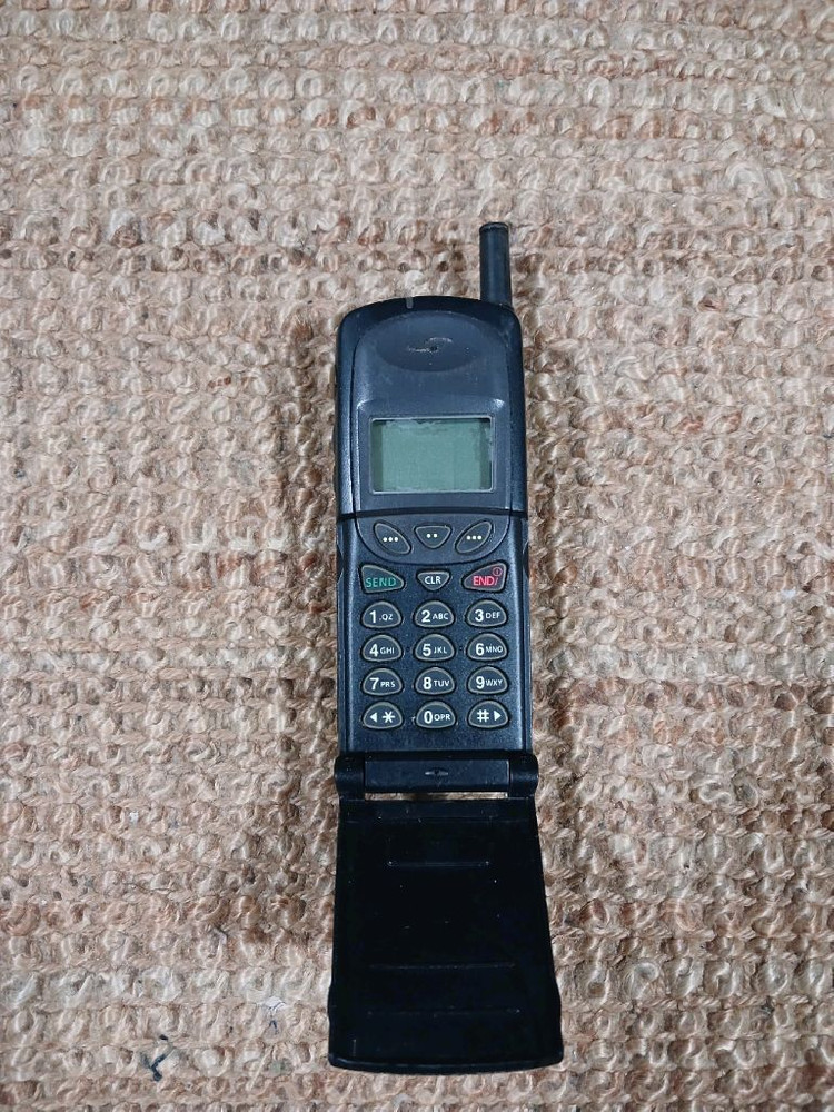 추억의 삼성 Anycall PCS폰입니다. 20년도 넘은 폰--1