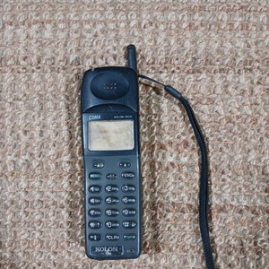 코오롱 KOLON-D500 2G 폰입니다. 옛날 폰입니다. 수집용
