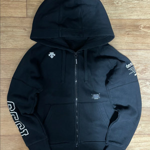 데상트 블랙 후드집업 져지