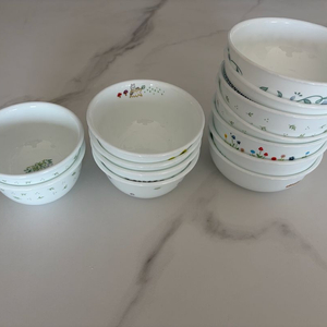 코렐 꽃무늬가 그려진 흰색 도자기 그릇 12개