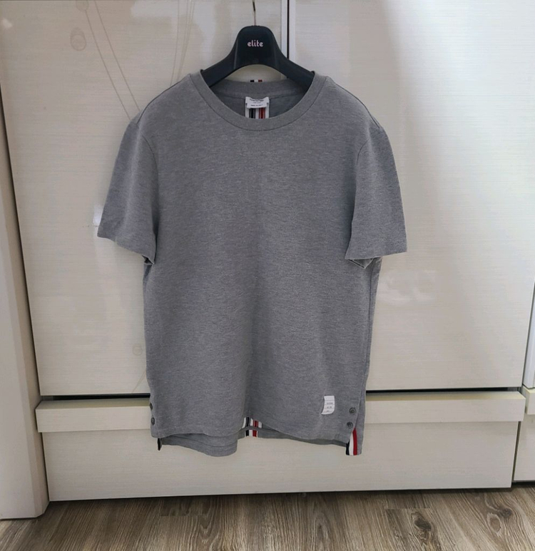 톰브라운 반팔티 백삼선 명품맨투맨자켓패딩루이비통프라다디올셀린느톰브라운몽클레어스톤아일랜드에르메스--4