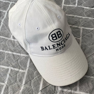 발렌시아가 화이트 볼캡 모자 이미지
