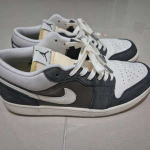 조던1 로우 까치 285사이즈