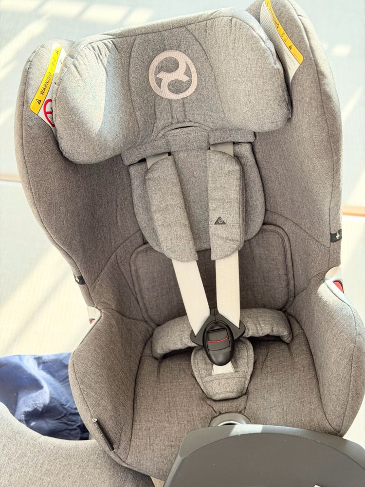 싸이벡스 제로나 플러스 360도 회전형 카시트 그레이 이미지