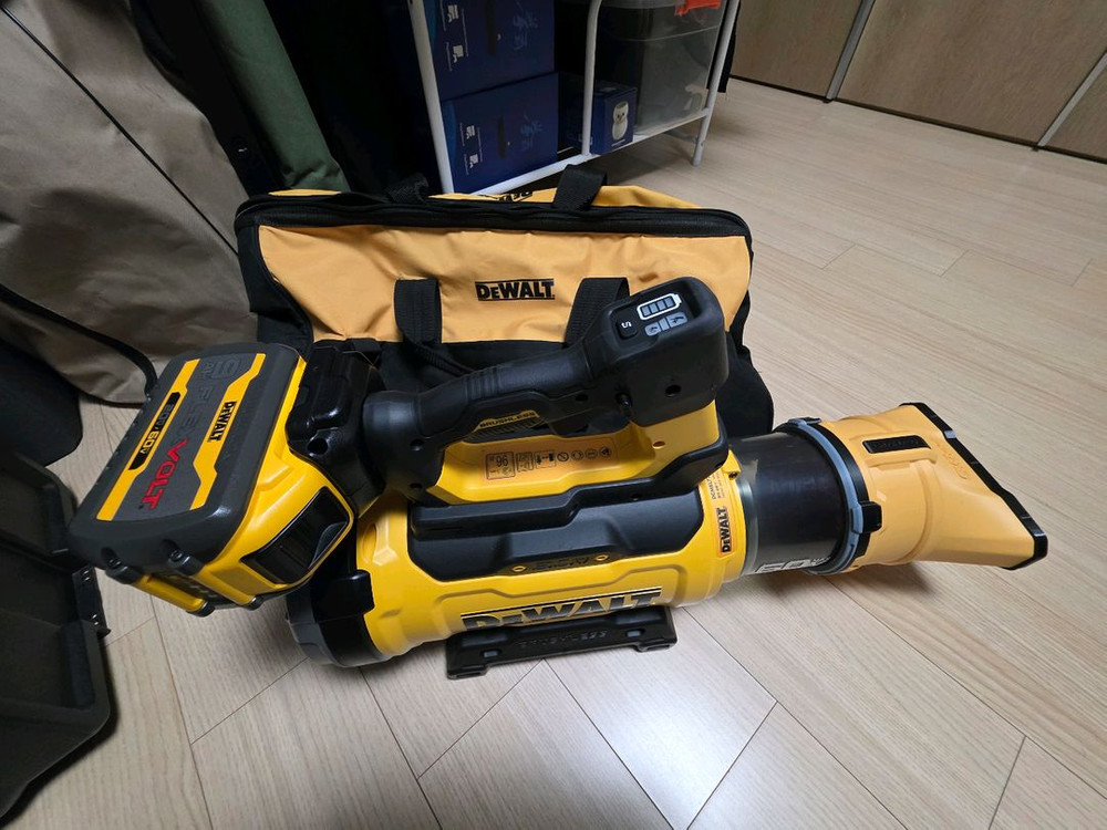 디월트 송풍기DCMBL777X1+숏노즐 팔아요.--0