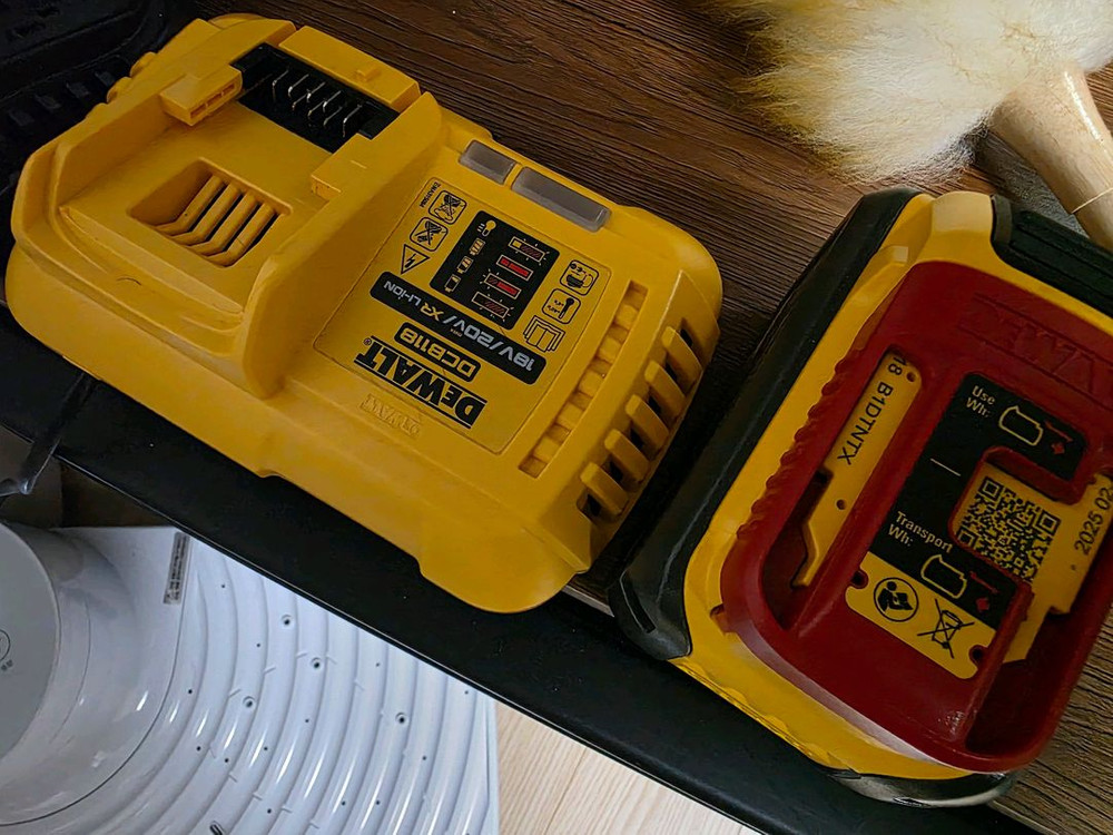 디월트 송풍기DCMBL777X1+숏노즐 팔아요.--3