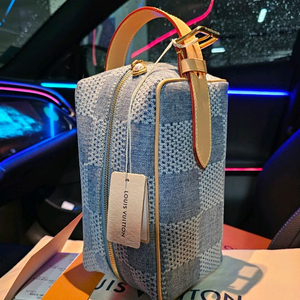 루이비통 퍼렐 한정판 데님 진주 락커 돕키트 클러치백 (새상품) 이미지