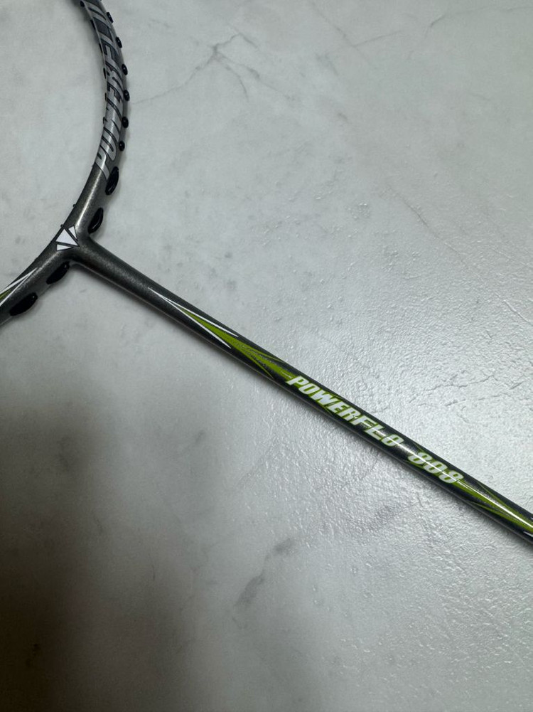 칼톤 배드민턴라켓 파워플로우 808 신동급 팝니다.--1