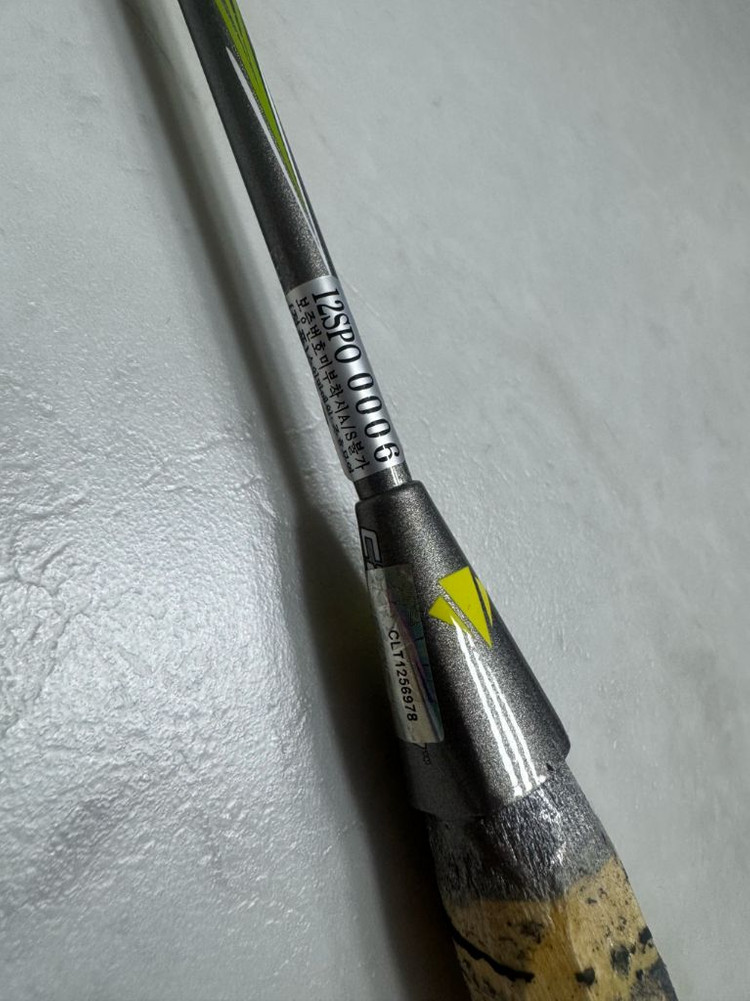 칼톤 배드민턴라켓 파워플로우 808 신동급 팝니다.--4