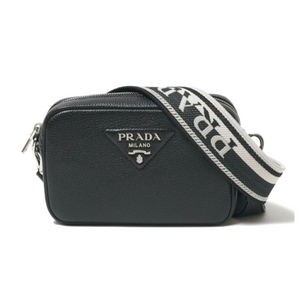 프라다 바텔로 다리노 스몰 가죽 카메라백. 은장