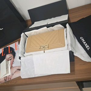 샤넬 보이 플랩백 미듐 22년 시즌 베이지 금장 상태 최상 풀박스 이미지