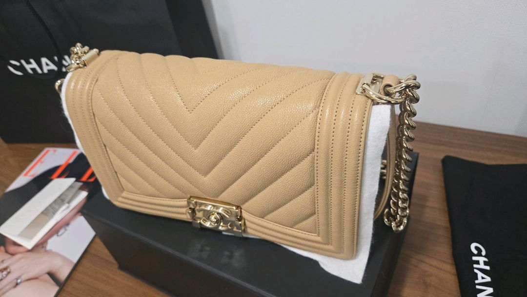 샤넬 보이 플랩백 미듐 22년 시즌 베이지 금장 상태 최상 풀박스 이미지