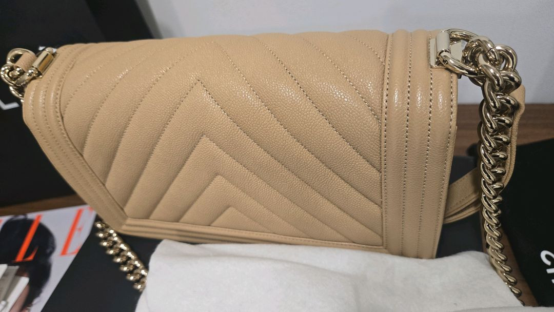 샤넬 보이 플랩백 미듐 22년 시즌 베이지 금장 상태 최상 풀박스 이미지