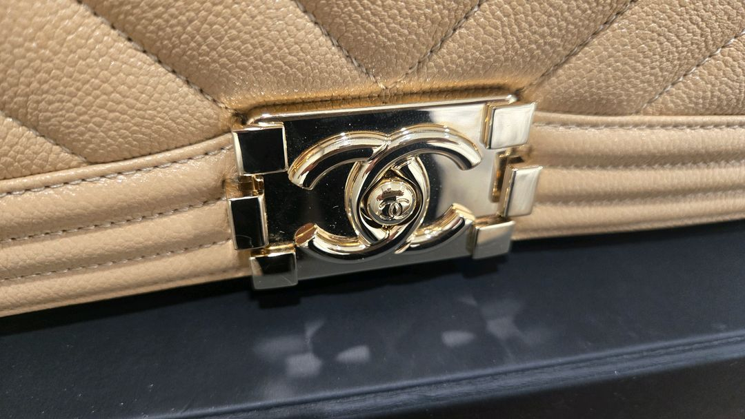 샤넬 보이 플랩백 미듐 22년 시즌 베이지 금장 상태 최상 풀박스 이미지
