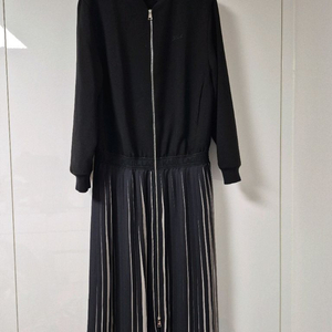 칼라거펠트 집업 주름원피스77사이즈블랙.지퍼가 2개 상하라 활동이