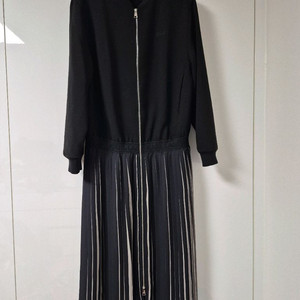 칼라거펠트 집업 주름원피스77사이즈블랙.지퍼가 2개 상하라 활동이