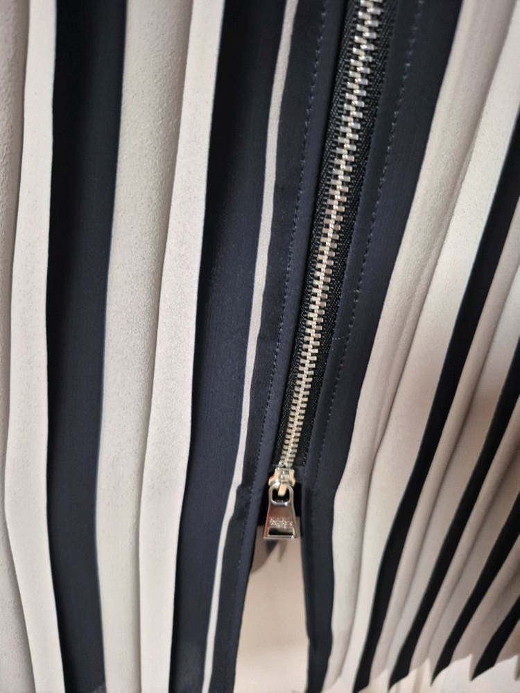 칼라거펠트 집업 주름원피스77사이즈블랙.지퍼가 2개 상하라 활동이--8