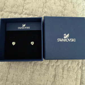 스와로브스키 하트 스터드 귀걸이