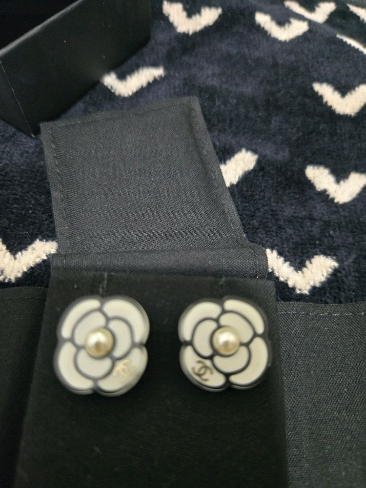 샤넬 까멜리아 진주귀걸이 가격내려요--2