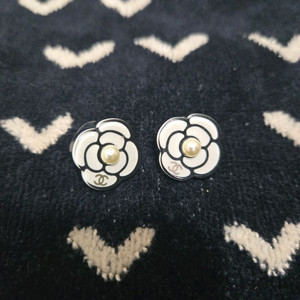 샤넬 까멜리아 진주귀걸이 가격내려요