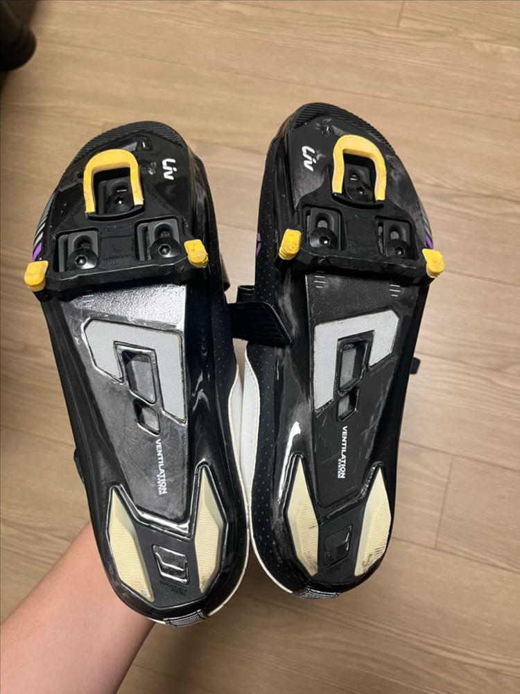 Liv 클릿슈즈 39사이즈 판매합니다(판매중) 이미지