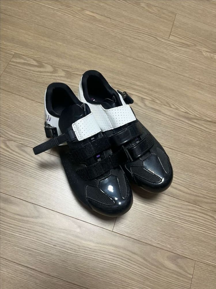 Liv 클릿슈즈 39사이즈 판매합니다(판매중) 이미지