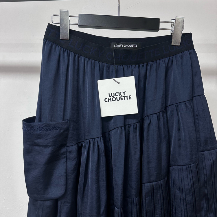 (새상품) 럭키슈에뜨 네이비 플리츠 언발란스 스커트 36사이즈 J33--7