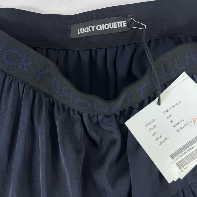 (새상품) 럭키슈에뜨 네이비 플리츠 언발란스 스커트 36사이즈 J33--9